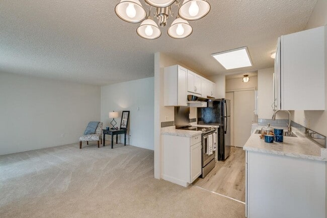 Building Photo - 10 Cove Unit 10 S. Cove Ave. #37 Rental