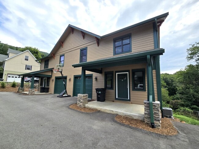 Building Photo - 1232 Highland Hall Rd Unit 1232 Highland Hall Road  B