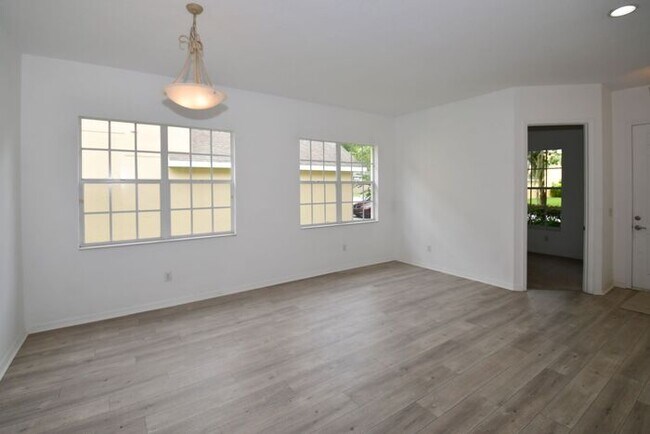 Photo - Spacious 2 bed Plus Den Home for Lease