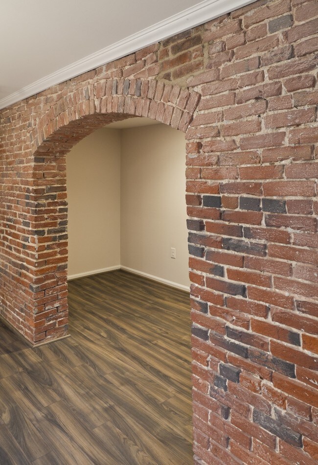 Originales paredes de ladrillo a la vista y pisos de tablones nuevos
