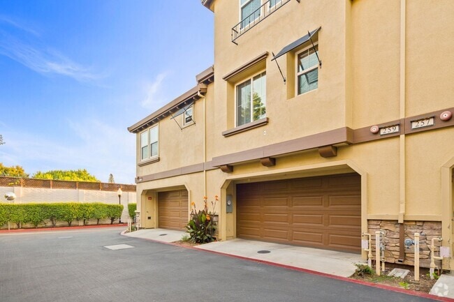 Building Photo - PRIVATE TOWNHOME NEAR DOWNTOWN STROLL TO E...