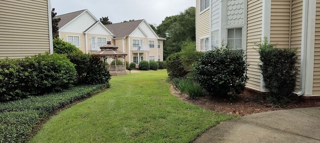 Building Photo - Charming First Floor Condo Unit The Oaks #164