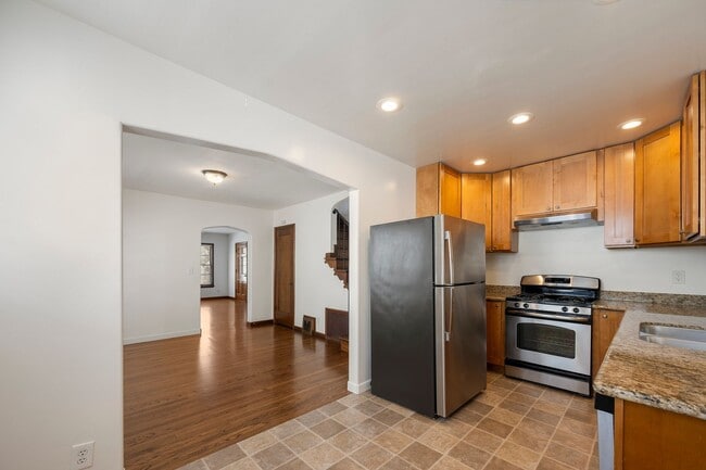 Building Photo - North Berkeley 2 Bedroom Rare Finds! Unit 2406 Rental