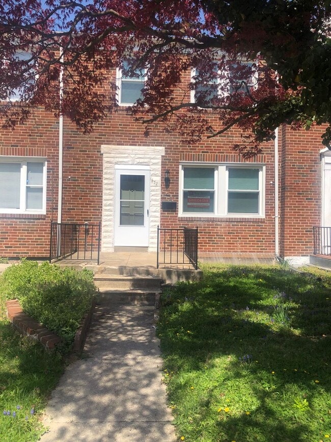 Building Photo - Beautiful Renovated 3BR/2BTH Brick Townhome