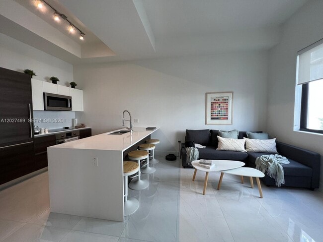 Building Photo - 301 Altara Ave Unit 202