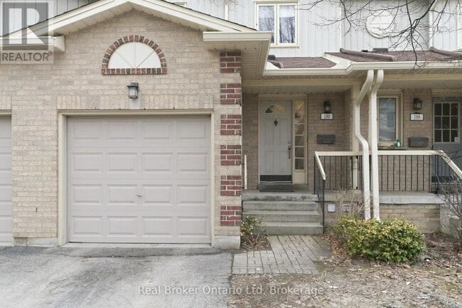 Photo - 302 College Ave W