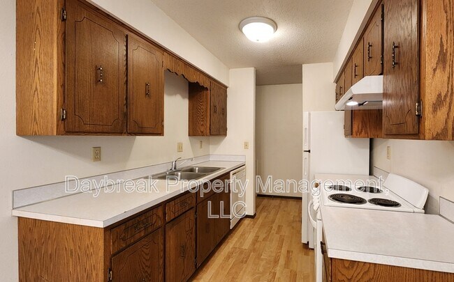 Photo - 3024-9 1/2 9 1/2 St N