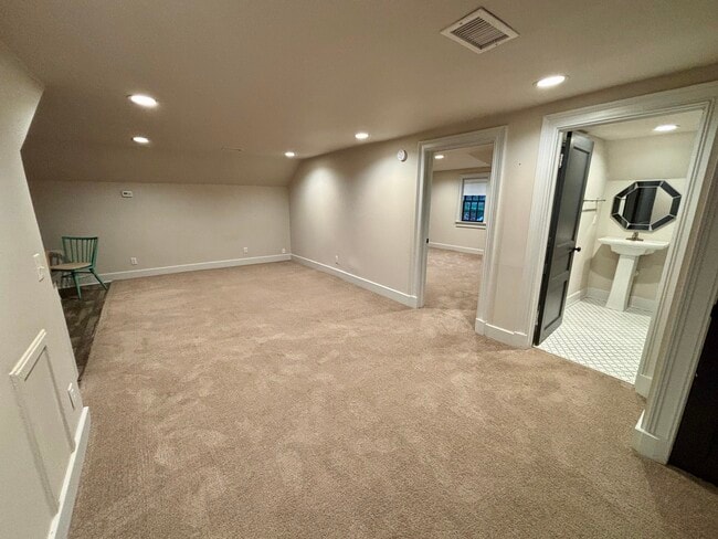 Building Photo - 200 1st Ave Unit Apt B