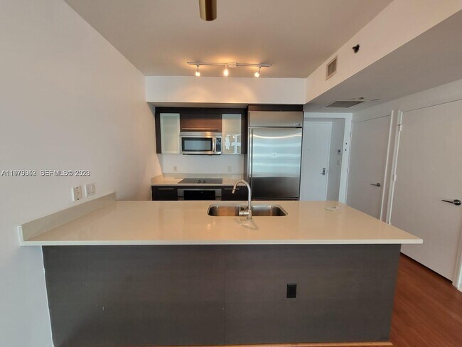 Photo - 500 Brickell Ave Unidad 2906