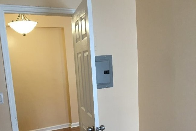 Room 8 X 8 Ft - 2615 John F. Kennedy Blvd Unit 304