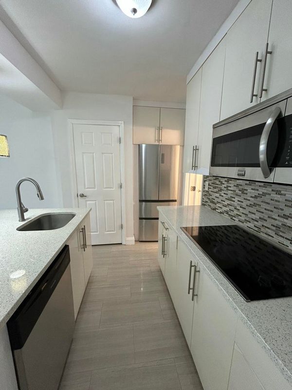 Building Photo - 914 NE 15th Ave Unit 2
