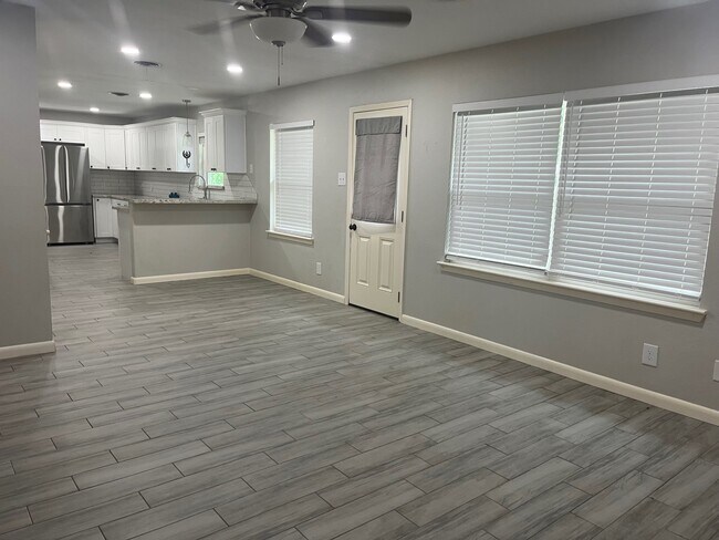 Photo - 603 Center Way