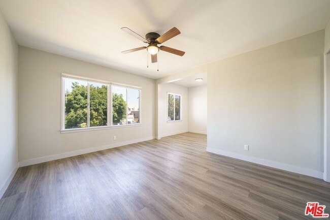 Photo - 810 W 62nd St