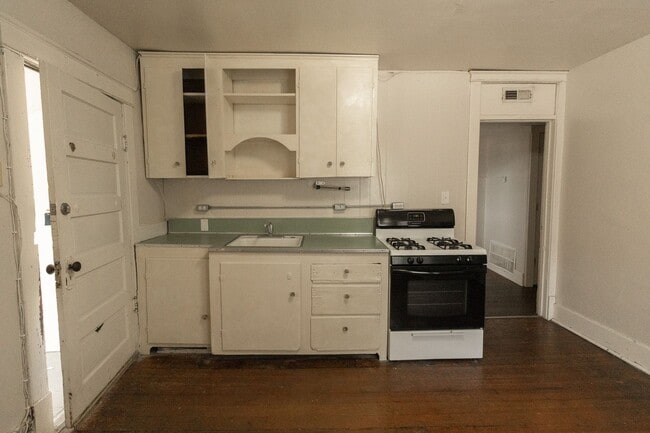 Photo - 2 Bedroom House Just Steps From Downtown & Campus