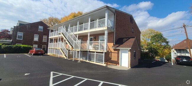 Building Photo - Convenient and Affordable 2 Bedroom 1 Bath... Unit Apt. 11