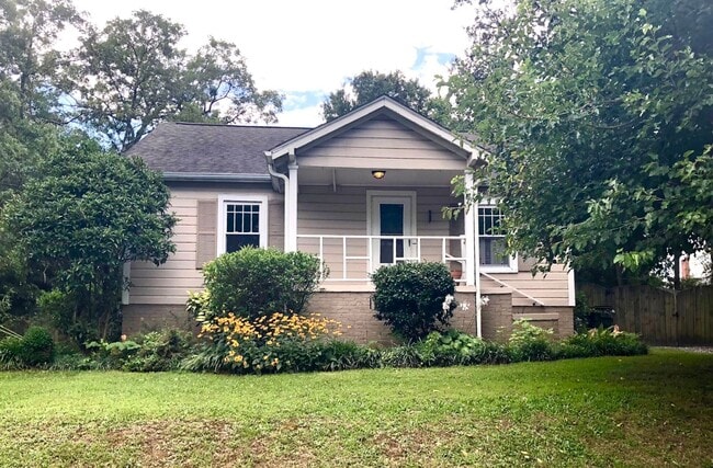 Building Photo - Adorable 2 Bedroom & 1 Full Bath Bungalow ... Rental