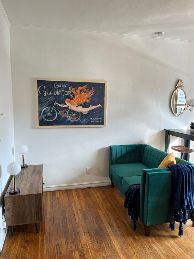 Interior Unit Living Room - Devonshire Apartments in Downtown Indianap...