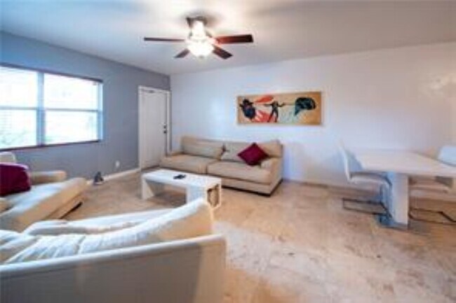 Photo - 530 NE 15th Ct Unit 2