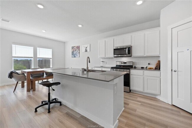 Photo - 1128 Amistad Lp