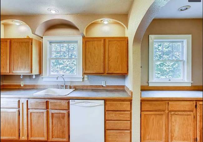 Photo - Cute Bungalow - Close to Downtown + Finished Basement!!