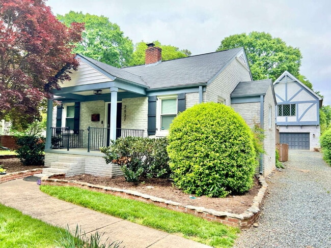 Building Photo - Picturesque 3 Bedroom House!