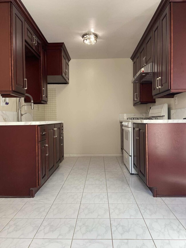 Building Photo - 4109 W 5th St Unit V4