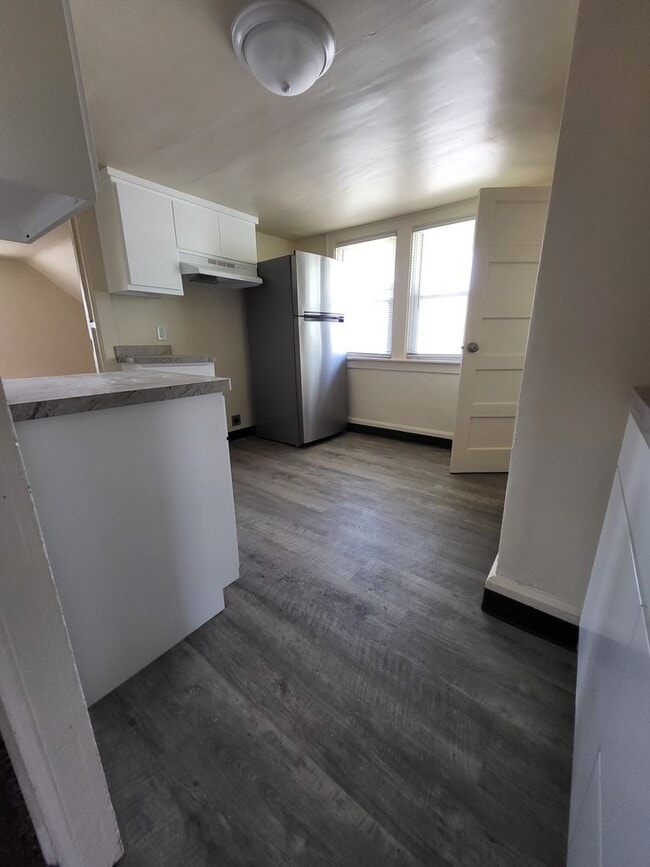 Building Photo - 1133 Day St Unit Upper