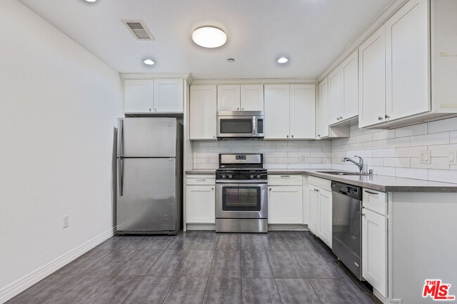 Photo - 1061 S Oxford Ave Unit 403