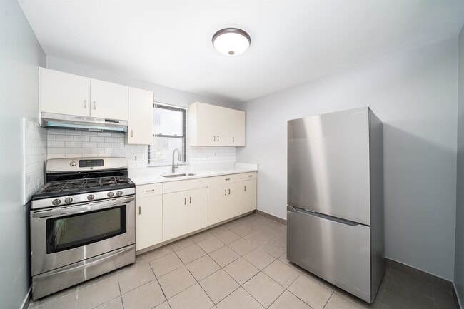 Building Photo - 43 W 9th St Unit 6