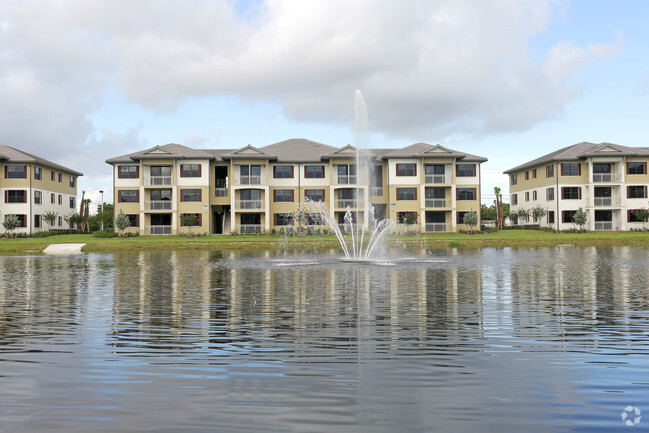 Lake view apartments - Shalimar at Davie Apartments