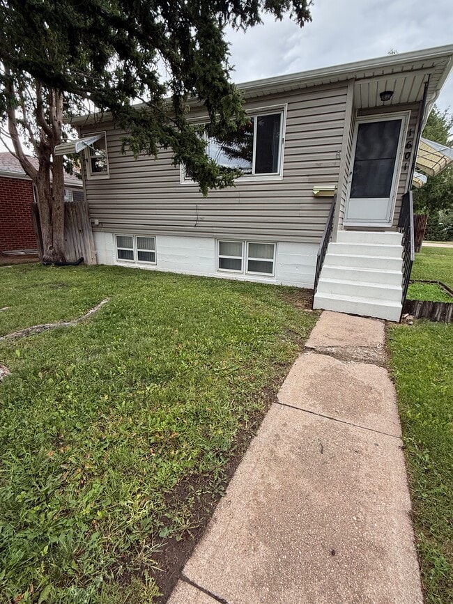 House - 1601 Crook Ave Unit Upstairs Duplex
