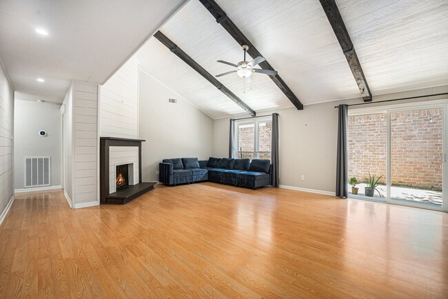 Building Photo - 16607 Neumann Dr Rental