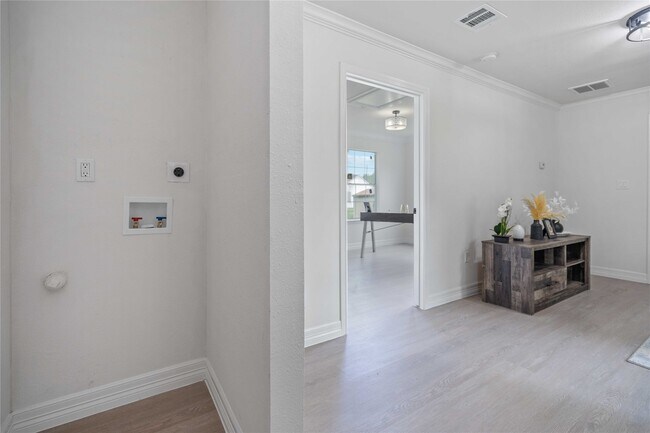 Building Photo - 4505 Kress St Unit B