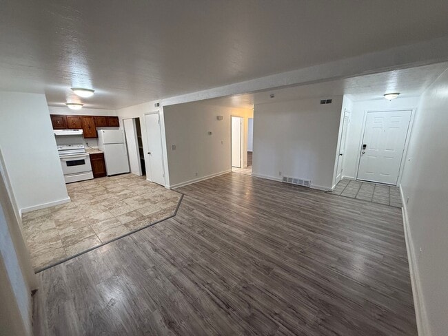 Building Photo - Beautiful Two Bedroom Apt; Salt Lake City, 1,000 sq ft; New Flooring Unit 3372
