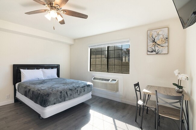 Building Photo - Royal Viking Rental