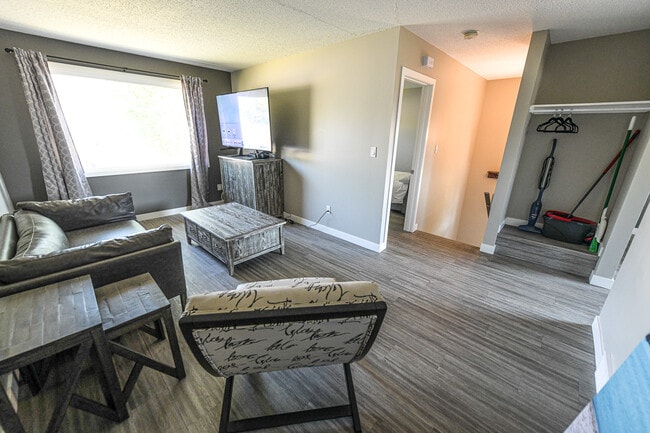 Photo - 9323-93109 109 Ave