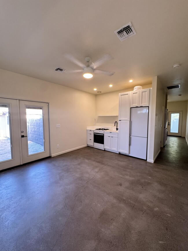Building Photo - 3342 N 17th Ave Rental