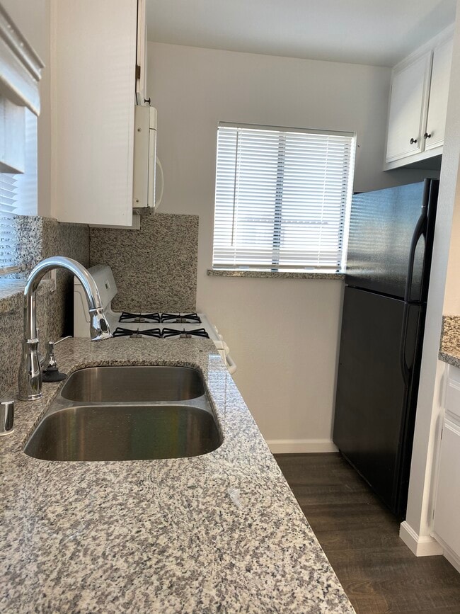 Photo - 1816 Marshallfield Ln Unit #B