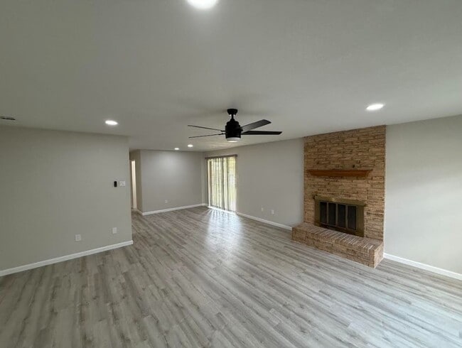 Photo - AVAILABLE NOW - (SECTION 8 ACCEPTED)