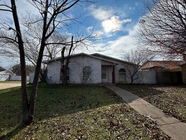 Photo - Step inside and be captivated by the warmth of this House!