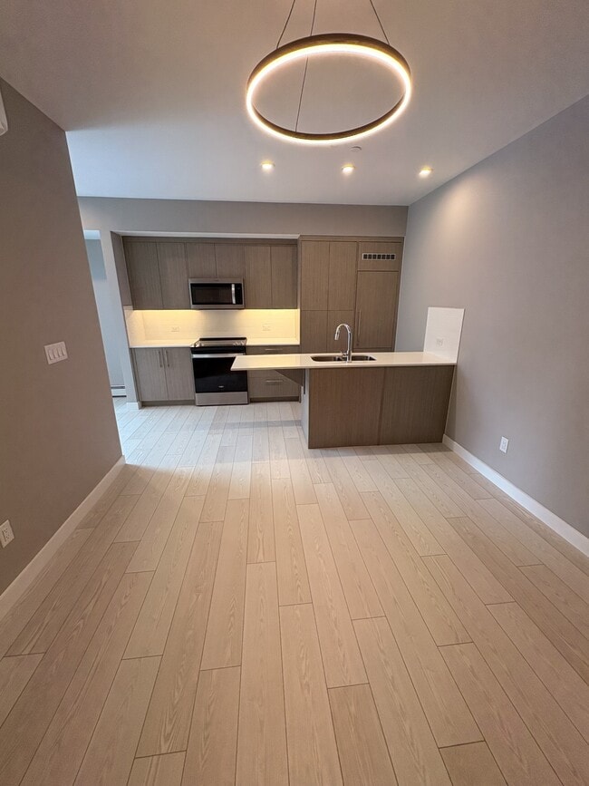 Photo - 310-215 15 Ave SW