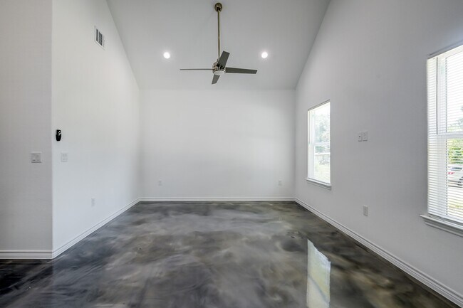Photo - 837 Queenswood St