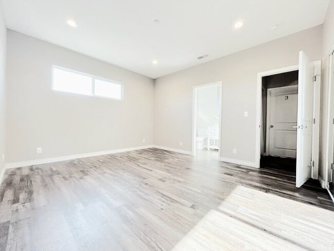 Building Photo - 3258 Dundas St Rental