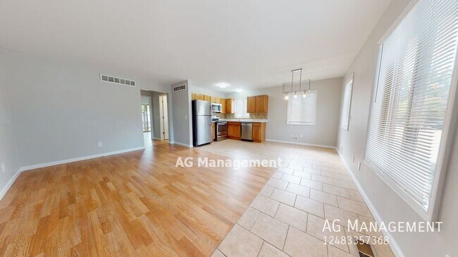 Photo - 18530 E 14 Mile Rd #3 - Spacious 2Bed/1Bat... Unit 3