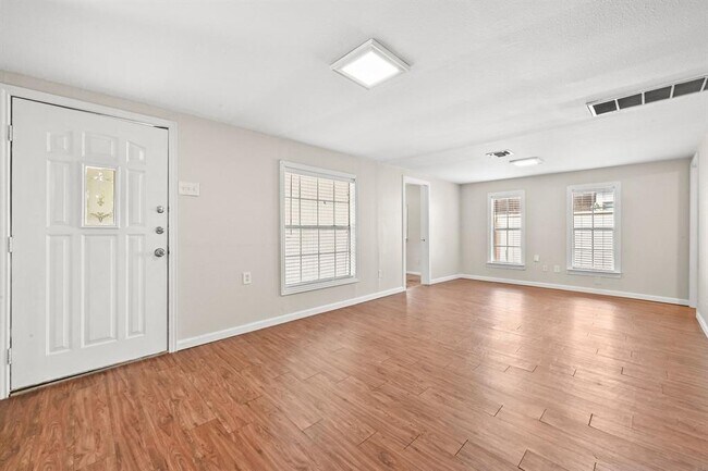 Photo - 1706 Riverview St