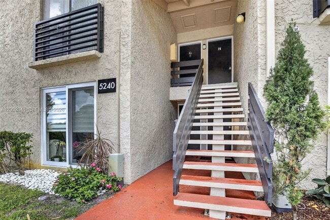 Building Photo - 5240 NE 6th Ave Unit H26