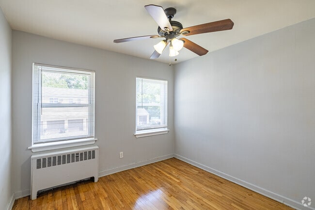 2BR, 2BA - 860SF - Bedroom