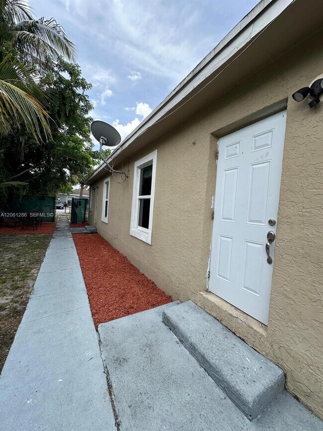 Photo - 728 SW 6th St Unit 2