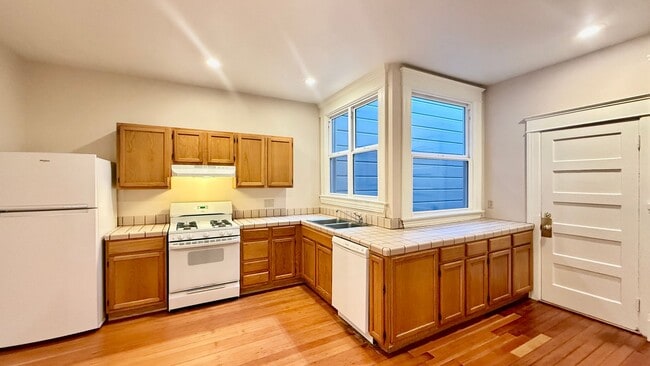 Photo - Charming Updated Top Floor 2BR/1BA Marina Apartment w/ Golden Gate Bridge Views! AMSI