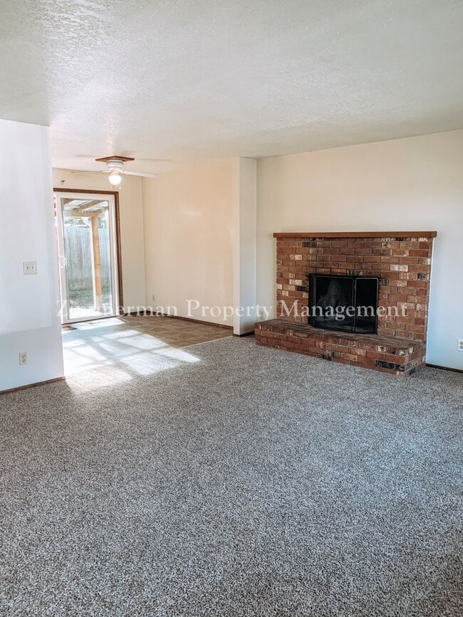 Photo - 1375 E Pennoyer Ave
